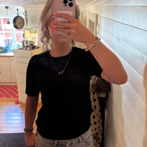 Svart tröja från H&M - En svart tröja som e lite längre i armarna och i bomull. Från H&M i stl S.