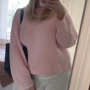 Ljusrosa stickad tröja Gina Tricot - Supermysig ljusrosa stickad tröja från Gina Tricot i ullblandning. Tröjan har rund hals, ribbade muddar och lång ärm. Perfekt för dig som gillar en chill och söt look. Passar dig som vill ha en loose fit och gillar pastellfärger.