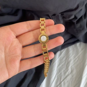 Guldig armbandsklocka med romerska siffror - Säljer detta jätte fina guldiga armband. Rostfritt och nästan oanvänd. Pris kan diskuteras 🫶🏼💗
