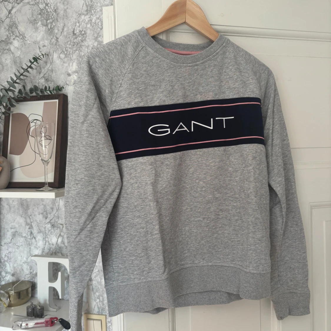 Grå sweatshirt från GANT med tryck - 1