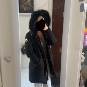 Moose knuckles jacka  - En fin moose knuckles jacka strl S men passar även xs. Jackan har dragkedja framtill, tryckknappar och flera fickor. Perfekt för kalla dagar med sin långa modell och varma känsla. Stilsäker och enkel att matcha till vardagen.  Pris går att diskutera vid snabb affär!!