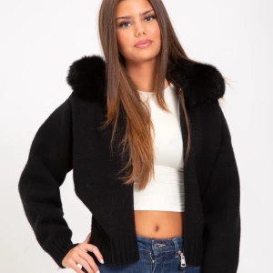 Svart cardigan jacka med fuskpäls - (Inte min bild) säljer min jättefina jacka från alessa. Den är stickad med fluffig krage på luvan. Säljer den för att jag inte använder den alls. Använt den endast en gång. 