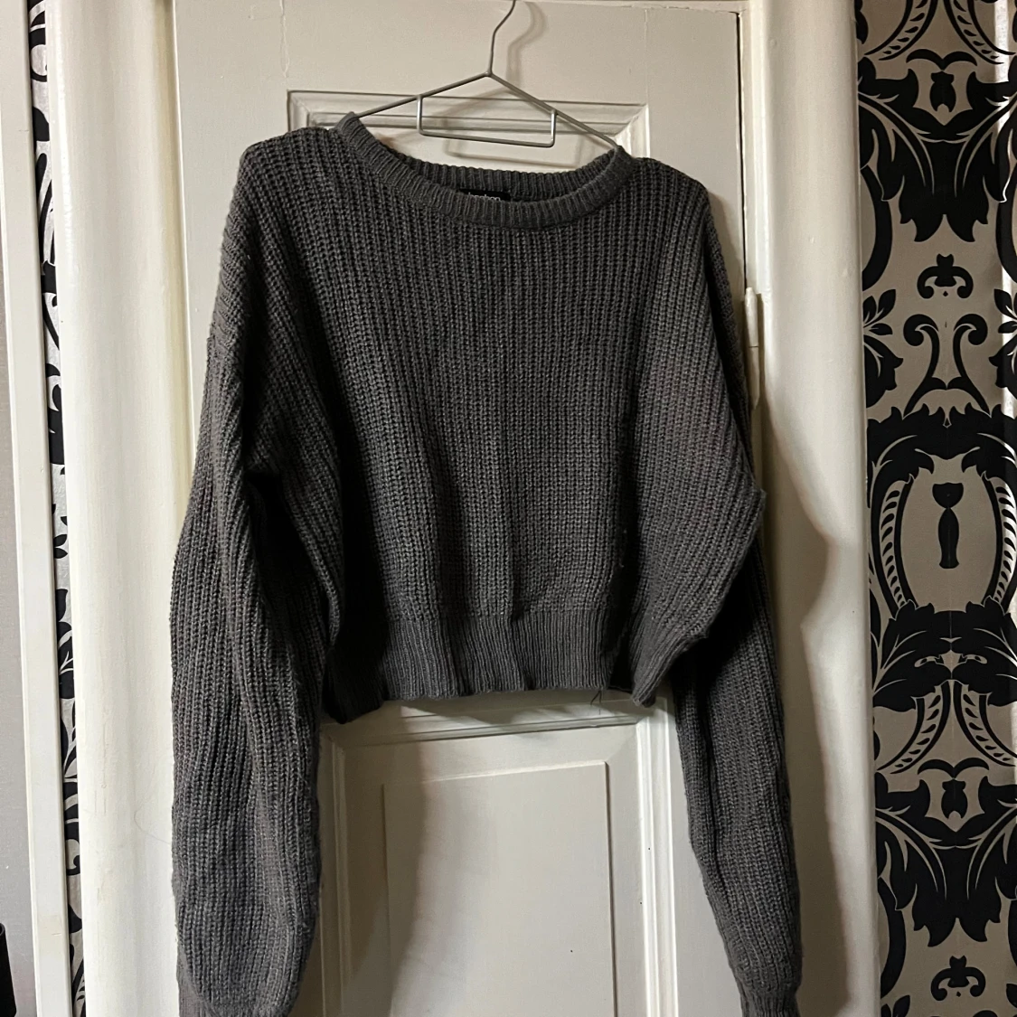 Mörkgrå stickad tröja från Boohoo - 2