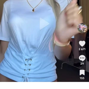 Vit croppad topp med snörning - Skitsnygg topp som inte kommer till användning💞