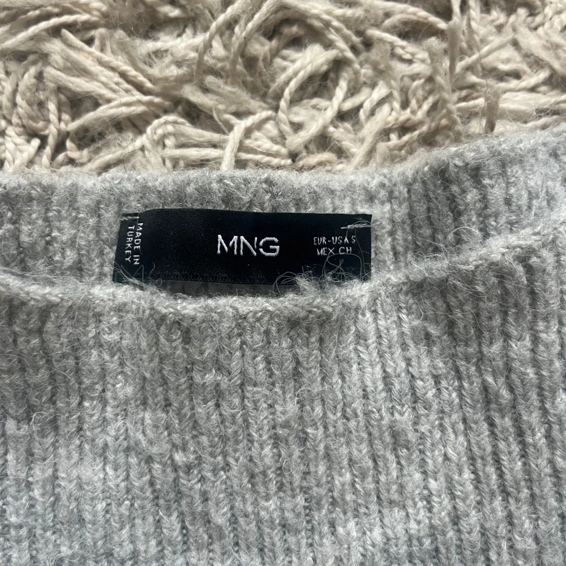 Grå ribbad stickad tröja från MNG - 2