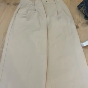 Beiga baggy kostymbyxor  - Beiga baggy kostymbyxor från Bikbok i storlek 34. Bra skick! Tightare upptill och lösare nedtill💕