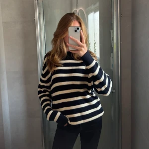 Randig stickad tröja - Marinblå och vit randig stickad tröja från Zara. Använd en gång och är i superbra kvalité, grovstickad. Storlek M. Ursprungspris: 699kr