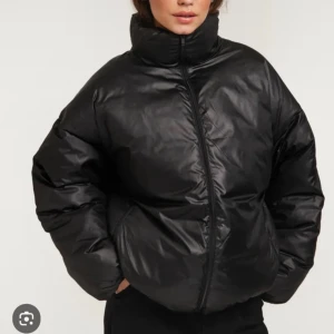 Svart pufferjacka  - Säljer en svart pufferjacka med hög krage och dragkedja framtill. Jackan är oversized och har en clean look som passar perfekt till kalla dagar. Aldrig använd med prislapp, orginalpris 699kr