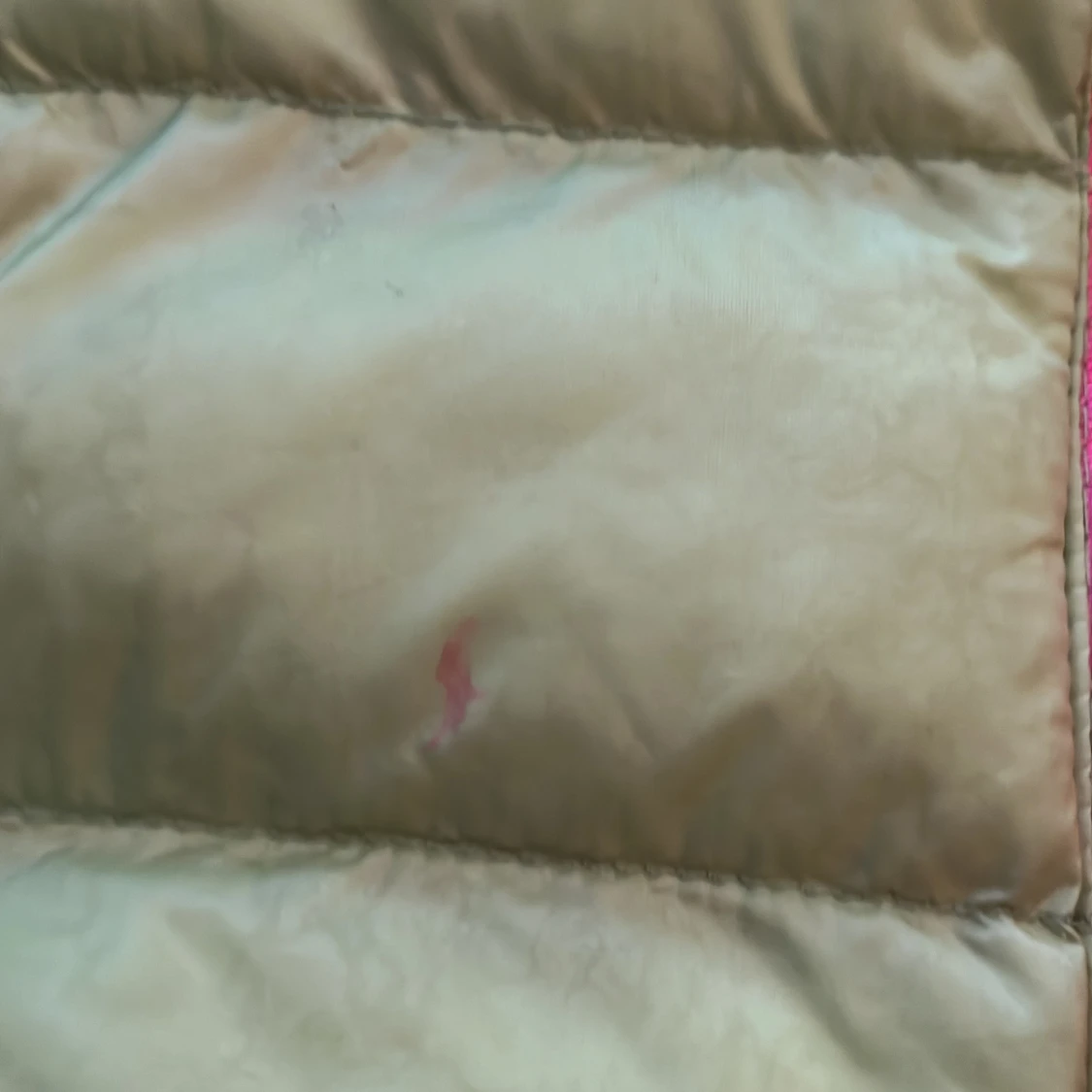 Grön pufferjacka med rosa detaljer - 1