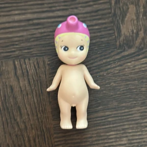 Äkta rosa sjöhäst Sonny Angel - Säljer en Sonny angel från nån undervattensserie. Hatten är en rosa sjöhäst passar bra till om man samlar på gulliga saker.❤️