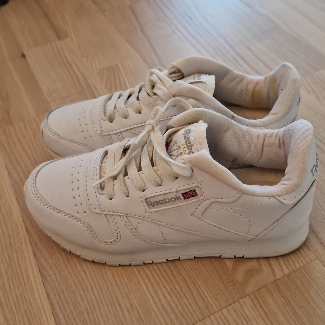 Vita Reebok Classic sneakers i skinn - 1