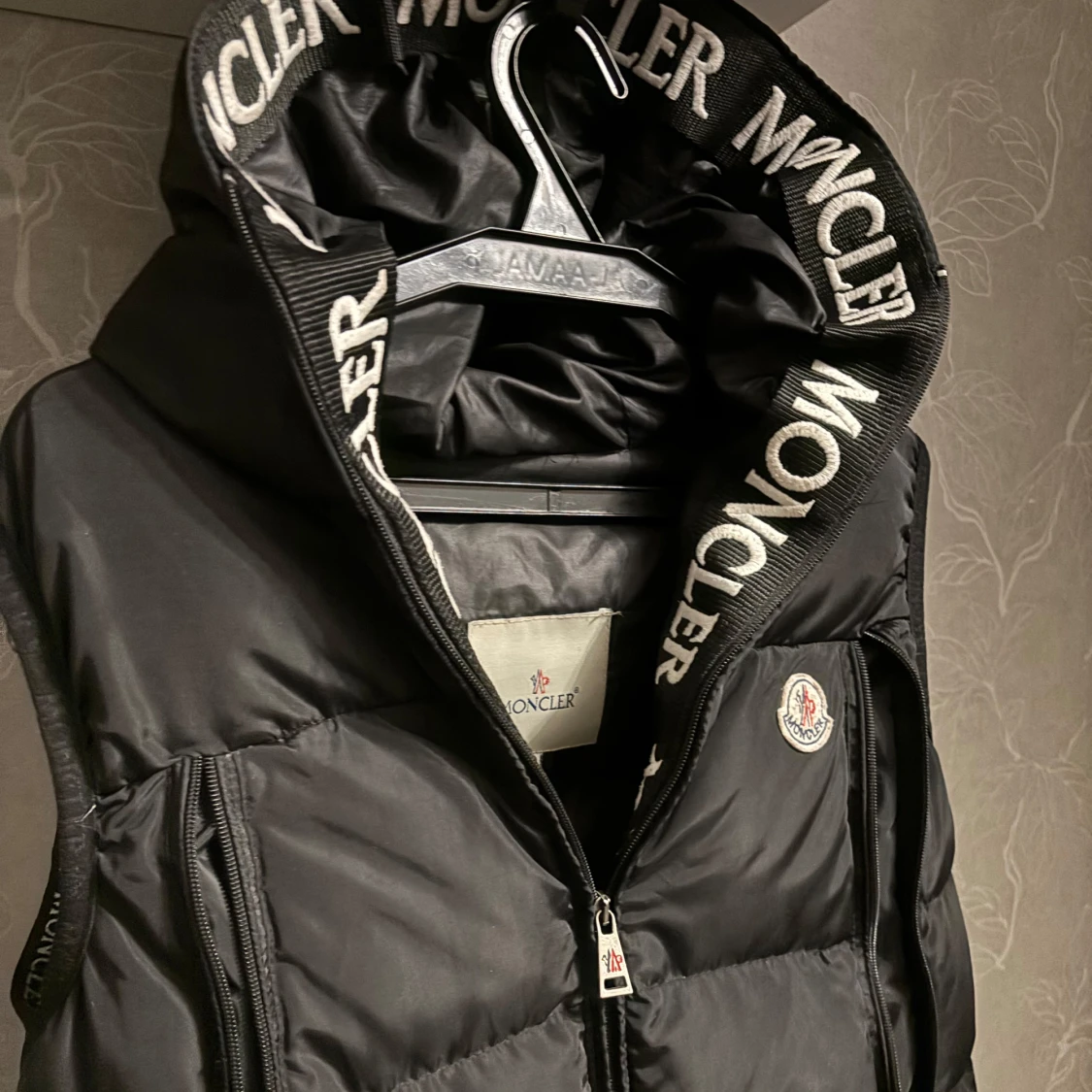 Svart dunväst från Moncler med huva