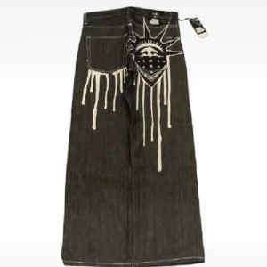 Asfeta baggy jeans - Säljer dessa ursnygga baggy jeans med coolaste trycket. Jeansen är från trendfriend och är helt nya