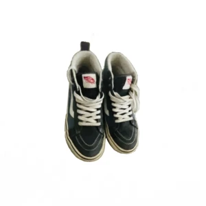 sneakers från Vans - Snygga sneakers från Vans. Skorna har en klassisk hög modell med det ikoniska sidostrecket i vitt. Perfekta för en avslappnad stil. Lite sliten men annars inga defekter🌟