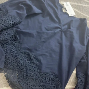 Mörkblå blus med spets från Object🤍 - säljer super snygg mörkblå blus med spets detaljer från object!🤍 toppskick & helt ny me prislapp💕 den sitter fint🥰
