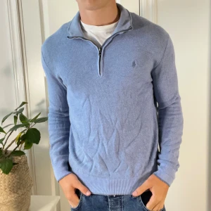 Ljus blå prima cotton quarter zip up - Inga defekter, tröjan är använd men i väldigt bra skick. Storlek S och modellen är 180,75 kg. Kom med frågor! 