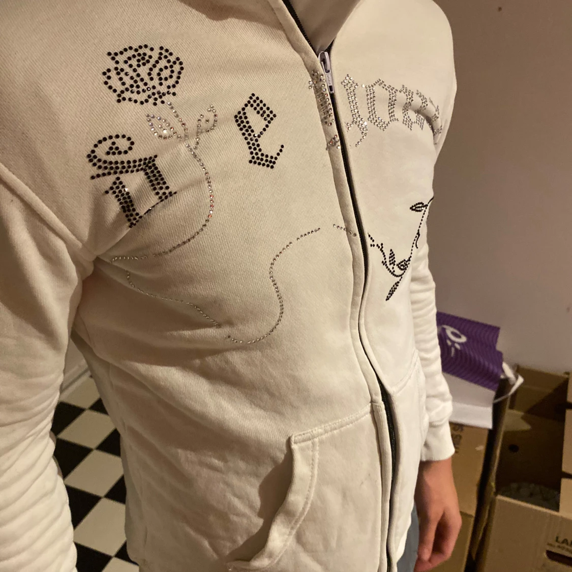 Vit hoodie med strassrosor och dragkedja - 1