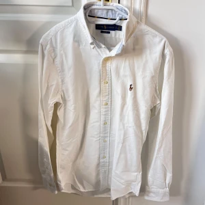 Ralph Lauren skjorta - Gulaktiga fläckar på ryggen som jag inte försökt få bort, en annan fläck där fram som du ser på sista bilden. Fläckarna märks tydligt när du bara kollar på den. För liten på mig som är 180,75 kg. 