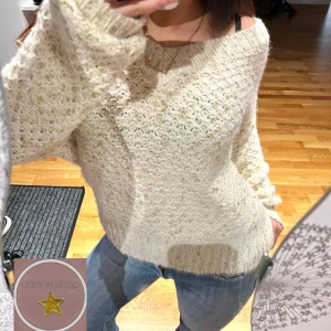 Beige/glittrig unik stickad tröja - Jätte fin Biege glittrig stickad tröja. Jätte fin till hösten. Köpt på plick för typ ett halvår sen men aldrig använt. !Inte mina bilder!❤️😍