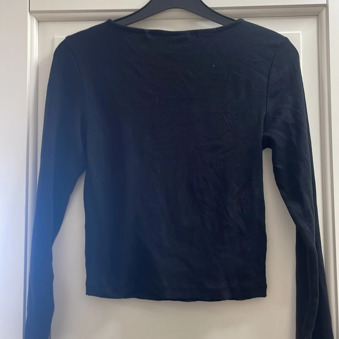 Svart långärmad topp med stenar  - 3