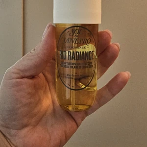 Sol de Janeiro Rio Radiance parfym - Fräsch och tropisk body mist från Sol de Janeiro i doften Rio Radiance. Flaskan är genomskinlig med gul vätska och har en vit spraykork. Doften har inslag av solig tuberos och kokosmjölk. Perfekt för dig som älskar somriga och exotiska dofter.