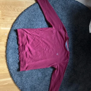 Vinröd Gant Sweatshirt - storlek 158/164 - Storlek 158/164. Mycket gott skick. Pris kan diskuteras. Nypris 789kr