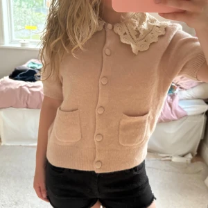 Kofta från  & Other Stories - Supersöt smutsrosa kofta från other stories som ungefär är i nyskick då den endast är använd jättefå gånger!!