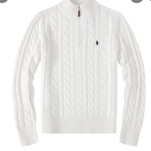 Vit stickad tröja från Ralph Lauren - Snygg vit stickad tröja från Ralph Lauren med klassiskt kabelmönster och half zip vid halsen. Tröjan har långärmade ribbade muddar och en liten broderad logga på bröstet. Perfekt för dig som gillar stilren och tidlös design. Den är helt ny. I storlek M aldrig använd.