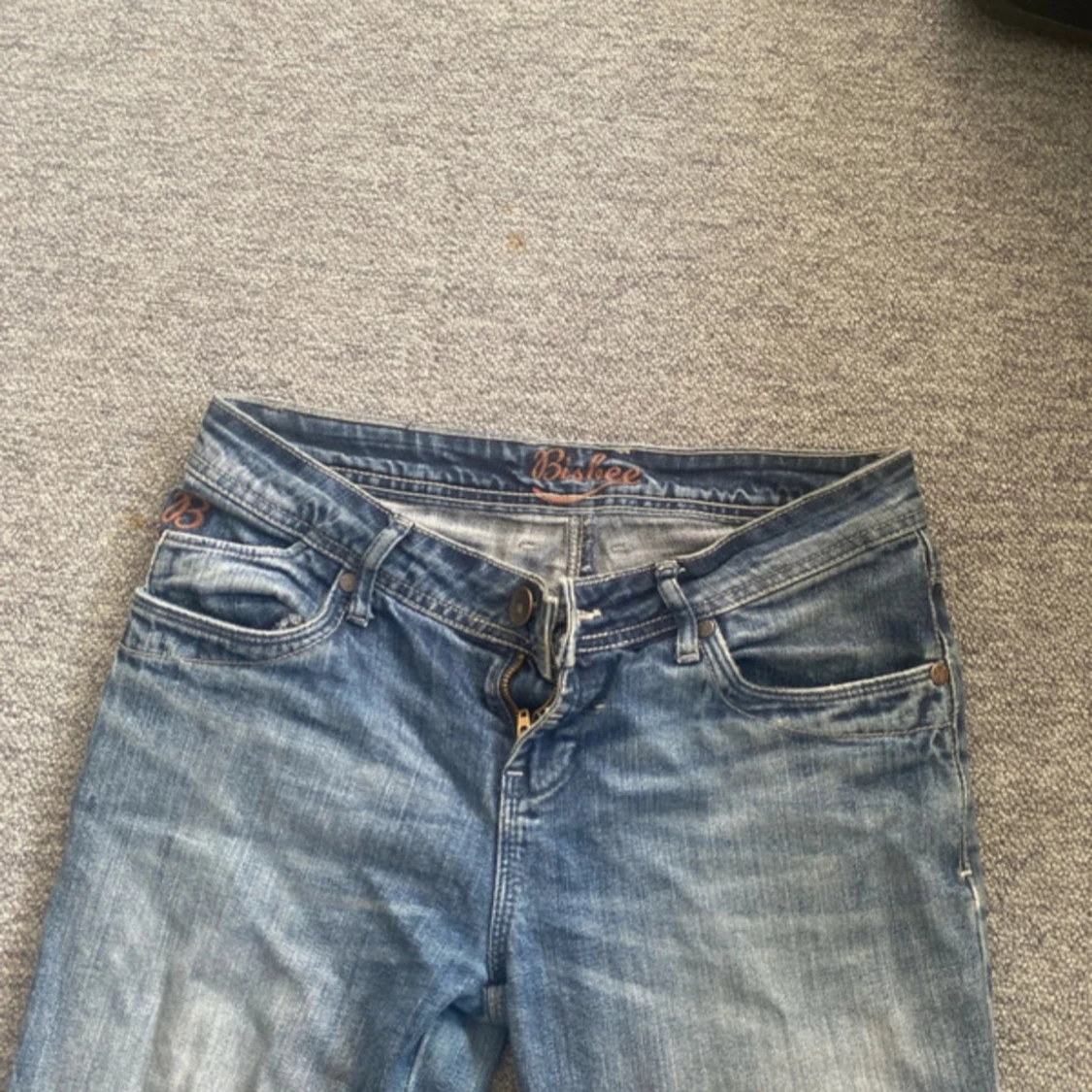 Blå bootcut jeans från BiLee - 3