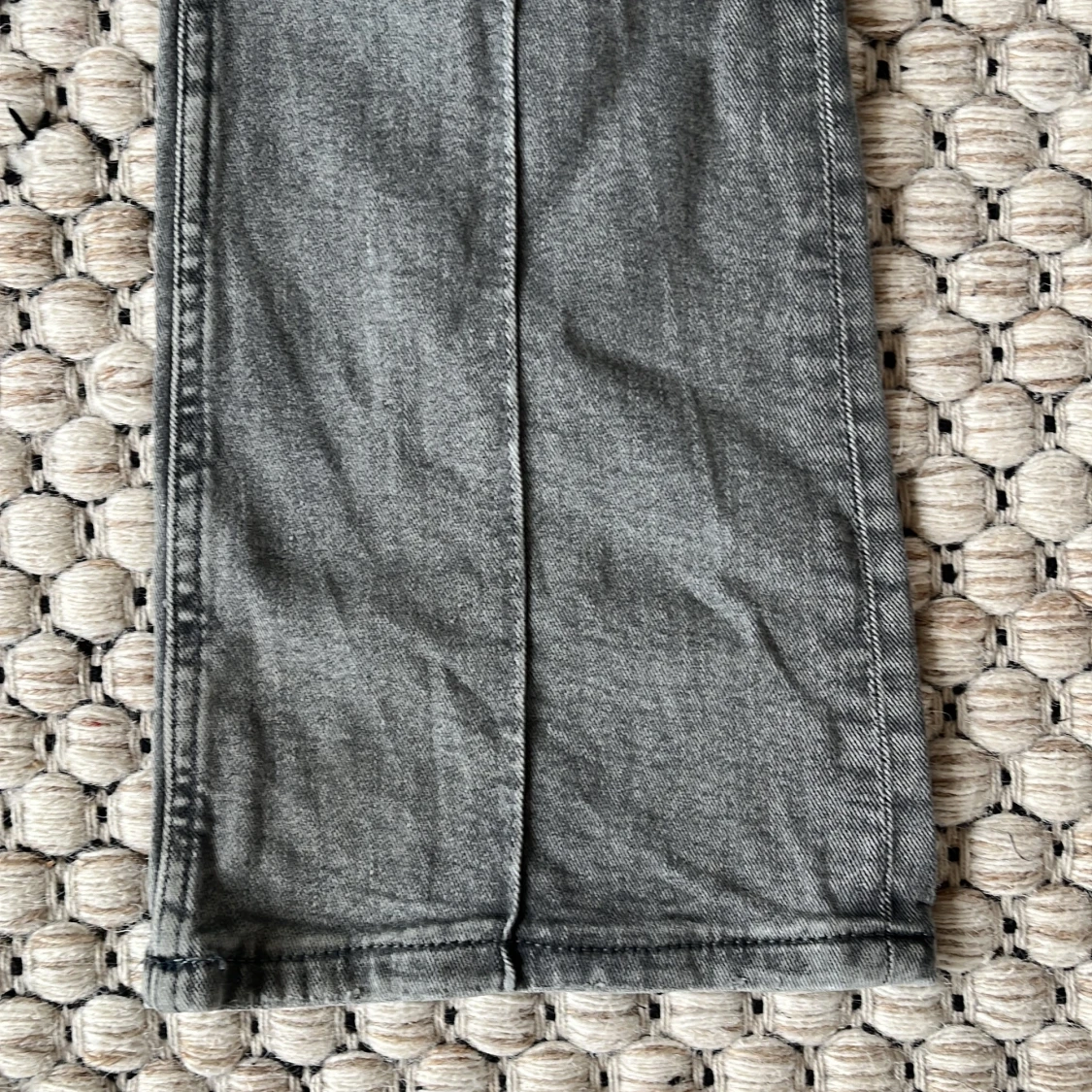 Grå bootcut jeans med raka sömmar - 2