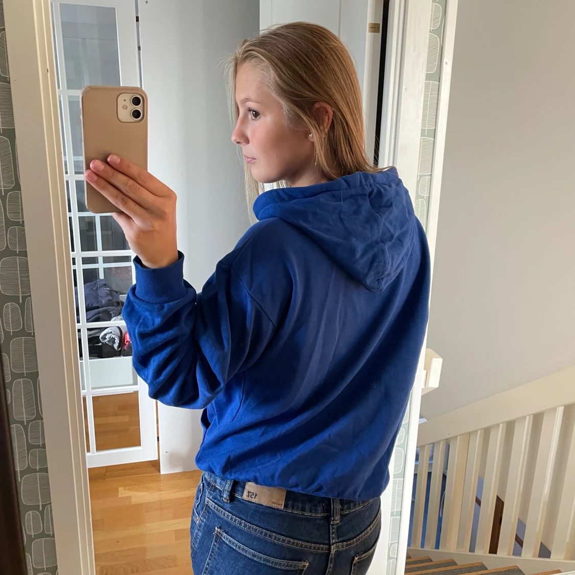 Blå hoodie från Monki med huva - 2