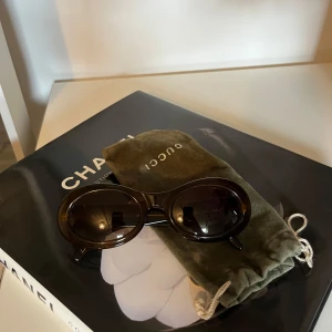 Gucci solglasögon  - Superfina bruna Vinted solglasögon från Gucci med en klassisk och tidlös design som är väldigt trendig just nu. Grön dustbag till solglasögonen medföljer (se på bild).