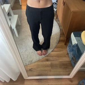 Vera kostymbyxor bikbok - Inte mina bilder!  Jättefina lågmidjade kostymbyxor i petite. Köpte på vinted och säljer då de tyvärr inte passade!💞💞