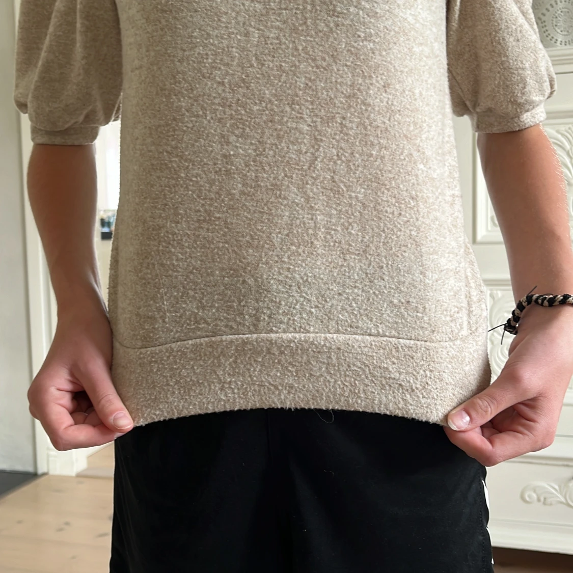 Beige stickad tröja med puffärm - 3