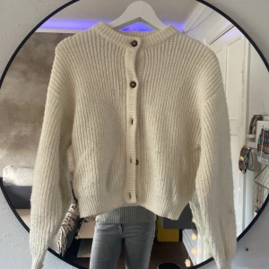 Vit stickad kofta från Zara - Vit stickad kofta från Zara. Stor i storleken så passar om du har 165 i vanliga fall. Säljer då den är lite liten. Använd hyfsat mycket så lite nopprig är den men inte mycket alls. 💕💕