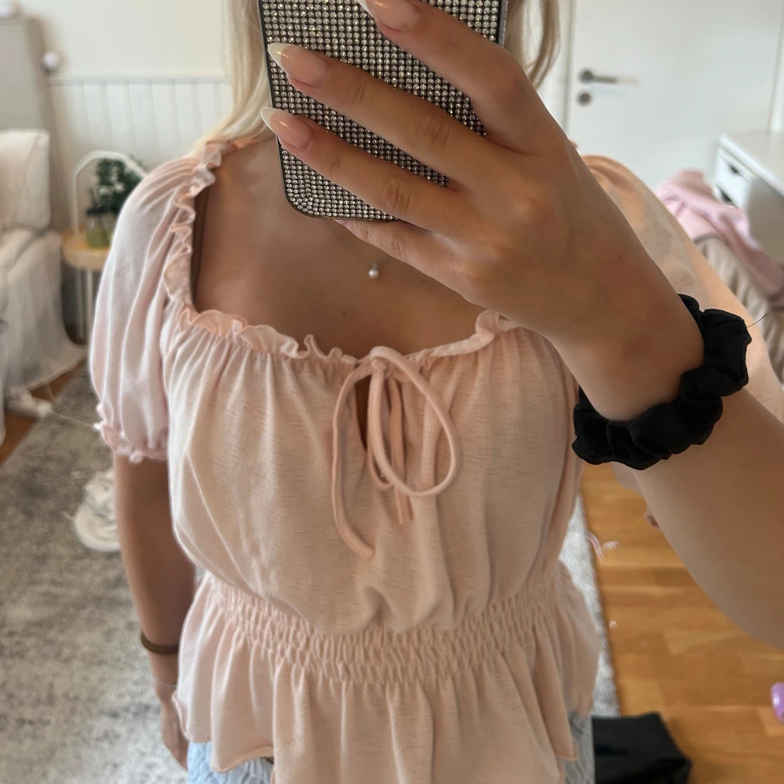 Ljusrosa blus med volang och knyt - 1