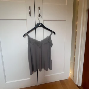 Grå topp  - Supersöt grått linne från Amisu i storlek XS. Köpte toppen från new Yorker 💖