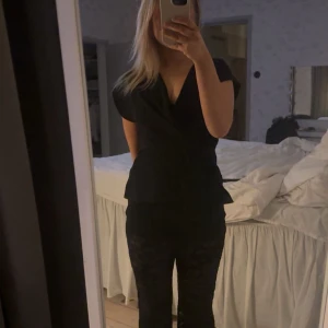 Festtopp/blus zara  - Snygg och populär blus från zara! Använd men fortfarande i fint skick! 