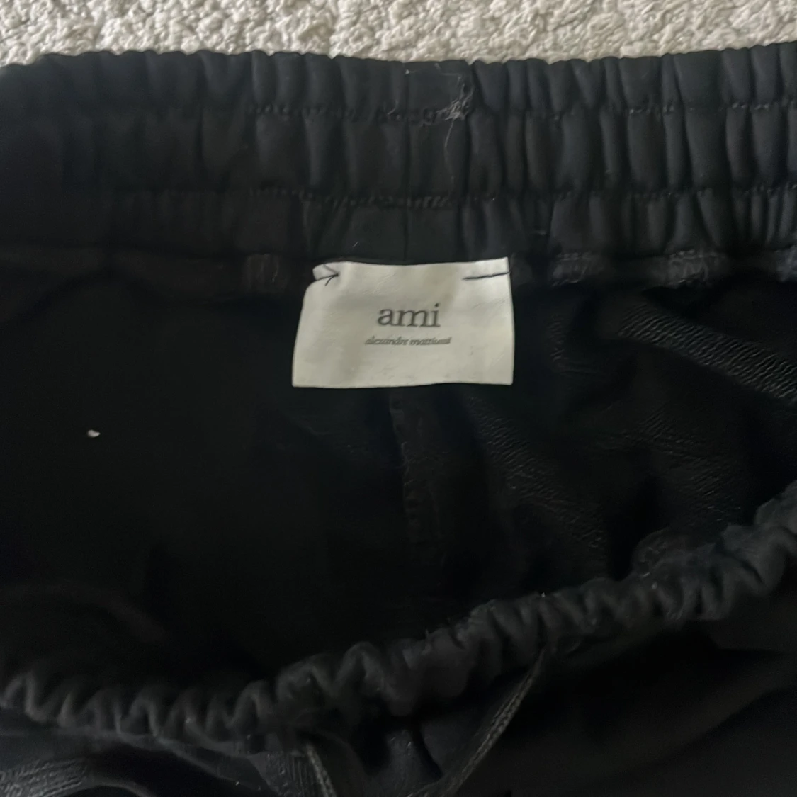 Svarta shorts från AMI Paris med hjärtdetalj - 3