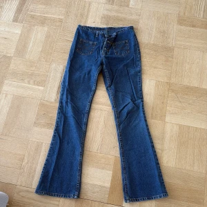 Blå bootcut jeans med fickor fram  - Snygga blå jeans med bootcut-modell från esprit