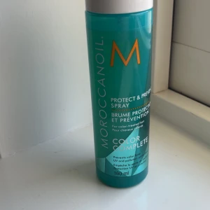 Moroccanoil Protect & Prevent Spray - Moroccanoil Protect & Prevent Spray i turkos plastflaska, 160 ml. Sprayen är framtagen för färgbehandlat hår och skyddar mot UV-strålar och föroreningar. Perfekt för dig som vill bevara färgen och ge håret extra glans.
