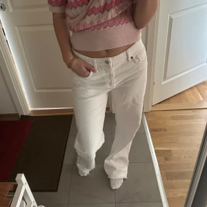 Zara wide leg vita jeans - Jätte fina jeans från Zara i modellen ”wide leg mid waist full lenght” har klippt de så dom kommer över foten på mig som är 168 (har långa ben så kan passa till 170)