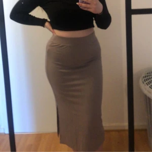 Beige långkjol med slits - Snygg beige långkjol med slits på sidan. .