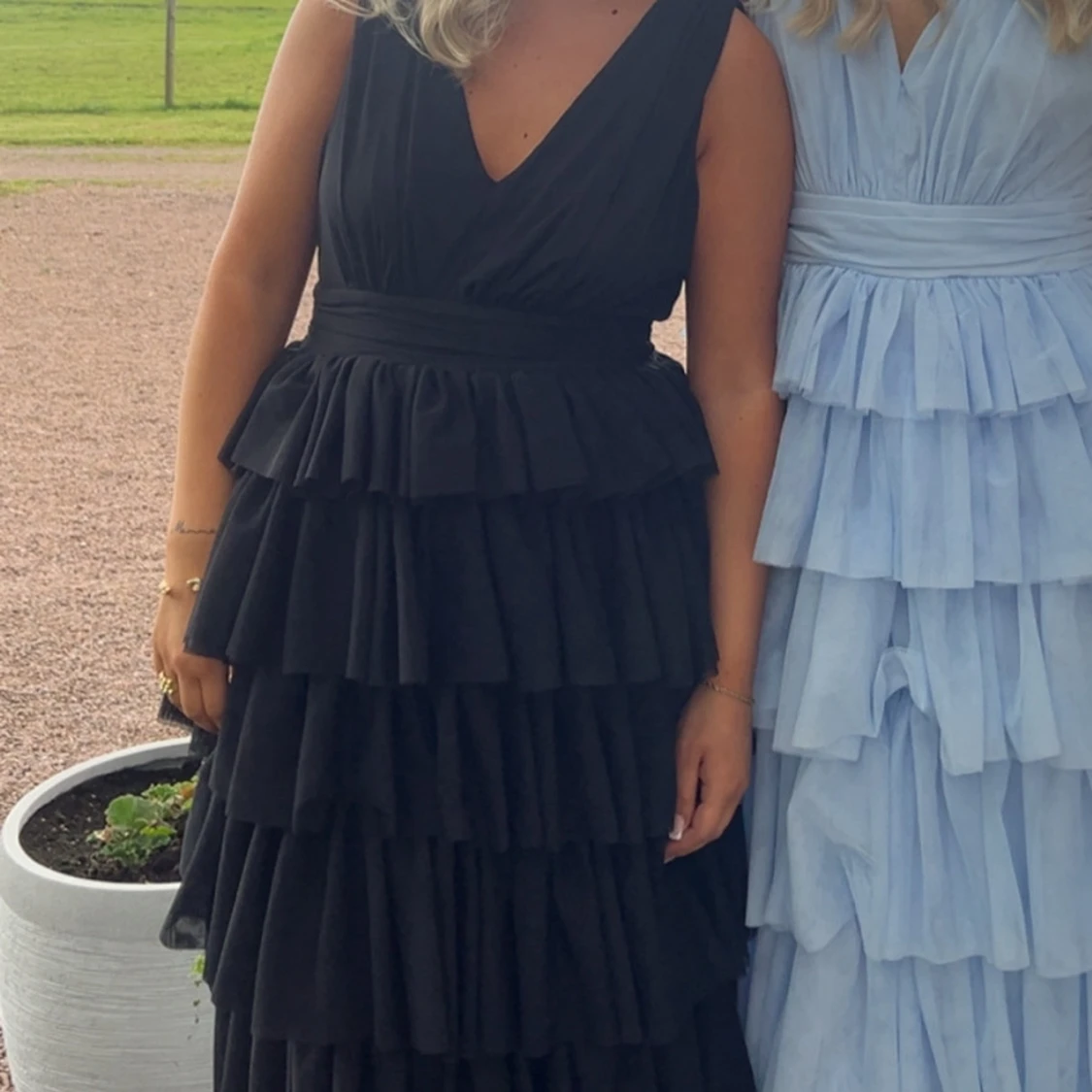 Svart långklänning med volanger - 1