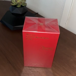 Baccarat Rouge 540 Extrait de Parfum - ✨ Maison Francis Kurkdjian Paris – 70 ml ✨ En exklusiv och elegant parfym från Maison Francis Kurkdjian, känd för sina sofistikerade och långvariga dofter. Denna 70 ml-flaska erbjuder en lyxig doftupplevelse som verkligen sticker ut.  🌸 70 ml flaska i snygg design 💫 Doft med djup och karaktär 📦 Kan skickas eller hämtas efter överenskommelse 🛍 Säljs av Parfymehuset  Perfekt som present – eller som ett lyxigt tillskott till din egen samling. Hör av dig vid frågor eller intresse!  Kvitto medföljer 