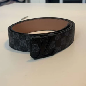 Svart Lv bälte  - Schysst bälte som passar med många feta outfits. Hör av er för fler frågor 