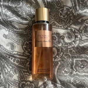 Victoria's Secret Body Mist - Body Mist från Victoria's Secret i doften Bare Vanilla.      Se bild 2 för återstående mängd.                                     Kolla gärna in mina andra annonser, jag behöver bli av med allt och ger bra paketpris vid köp av flera varor🫶