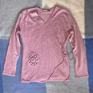 Söt tröja  - Åker bort i två veckor 29/6 så köp innan dess om du ej vill vänta🌸 Tunn vringad stickad tröja med söta detaljer. Finns ingen storlek men sitter som S/M. Jag har vanligtvis xs/s, på sista bilden kan du se hur den passar mig. Den är lite stretchig. Hör av dig för mått eller om du undrar något annat🩷