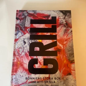 Bonniers stora bok om att grilla - Upptäck grillning på ett nytt sätt! Den här boken samlar de bästa recepten, teknikerna och smakerna från hela världen. Perfekt för både nybörjare och grillproffs som vill ta sina skills till nästa nivå och hitta ny inspiration till sommarens alla grillkvällar.