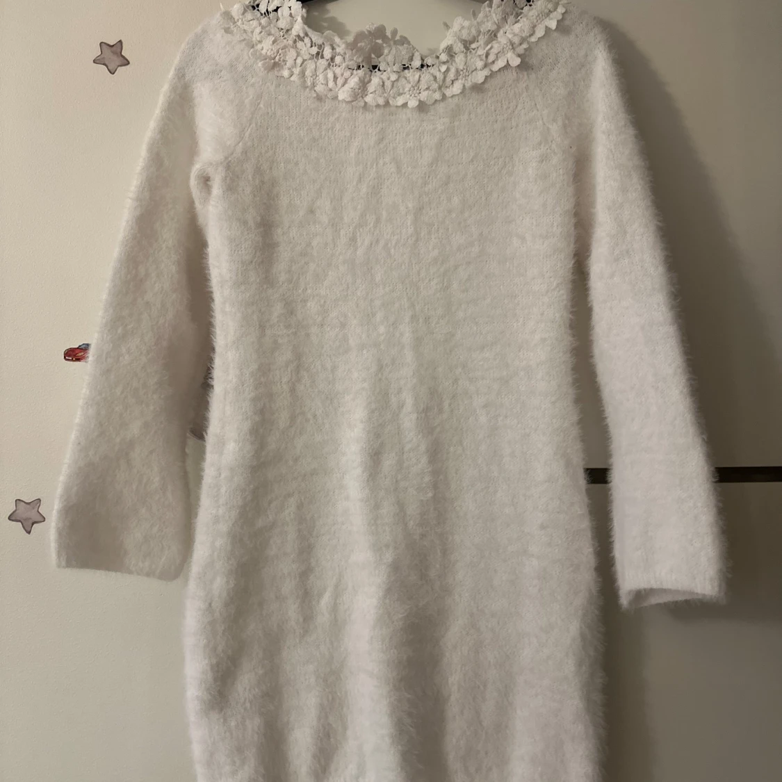 Vit fluffig klänning med spetsdetalj